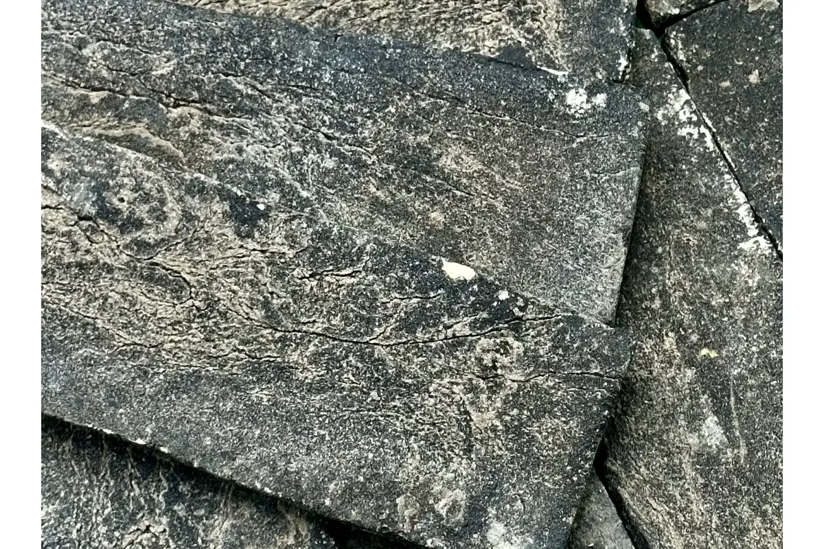 Detalhe de instalação Brick Rusticatto Fumê — textura rústica