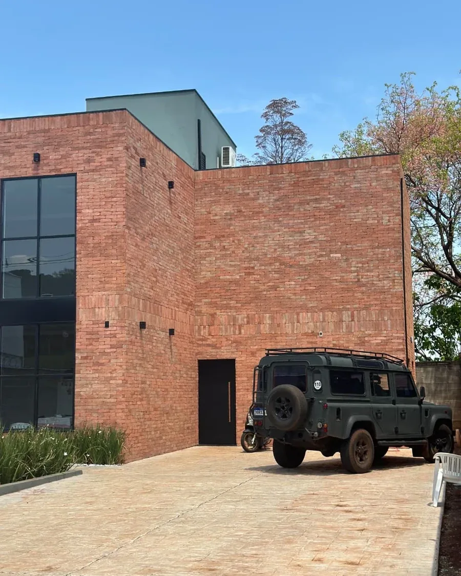 Fachada comercial revestida com Brick Rusticatto Sertão